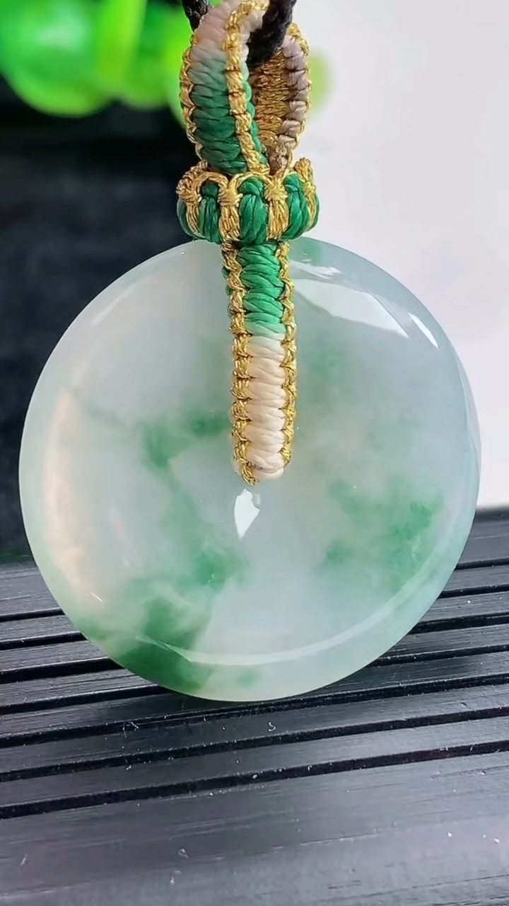 天然A货翡翠飘花平安扣吊坠尺寸29-5重量:9.81g
4月17日