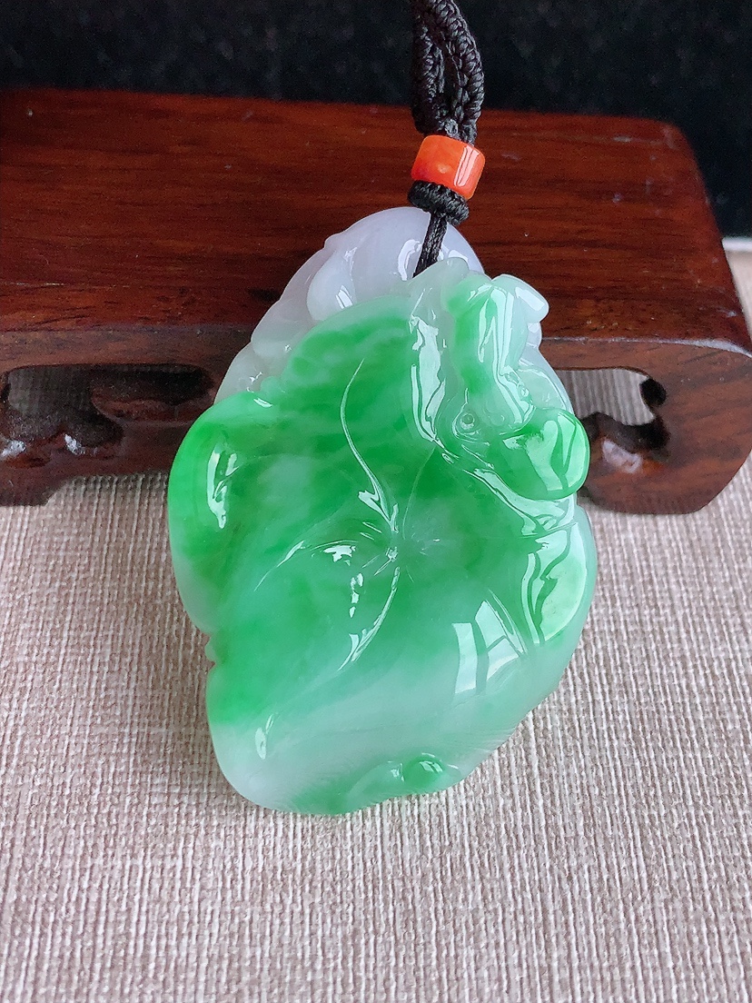 天然A货翡翠飘绿和和美美呱呱来财吊坠  
尺寸53.8-38.8-11.8mm 重量37.76g 0415