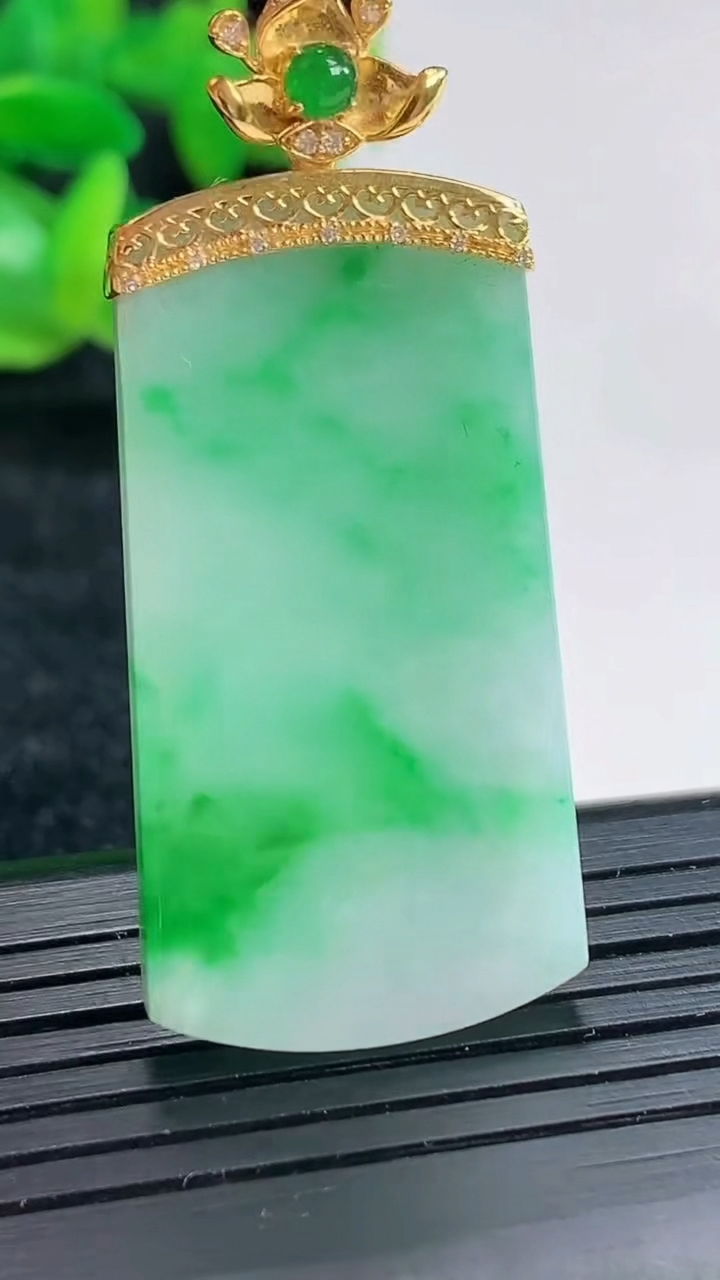 天然A货翡翠无事牌吊坠尺寸39-20-3.8重量:10.17g
4月17日