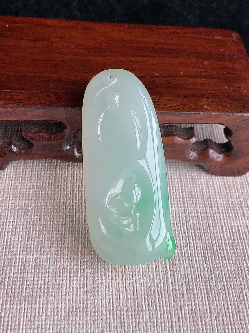 天然A货翡翠飘阳绿宝宝佛吊坠  
尺寸48.2-20.4-11mm 重量17.90g 0415