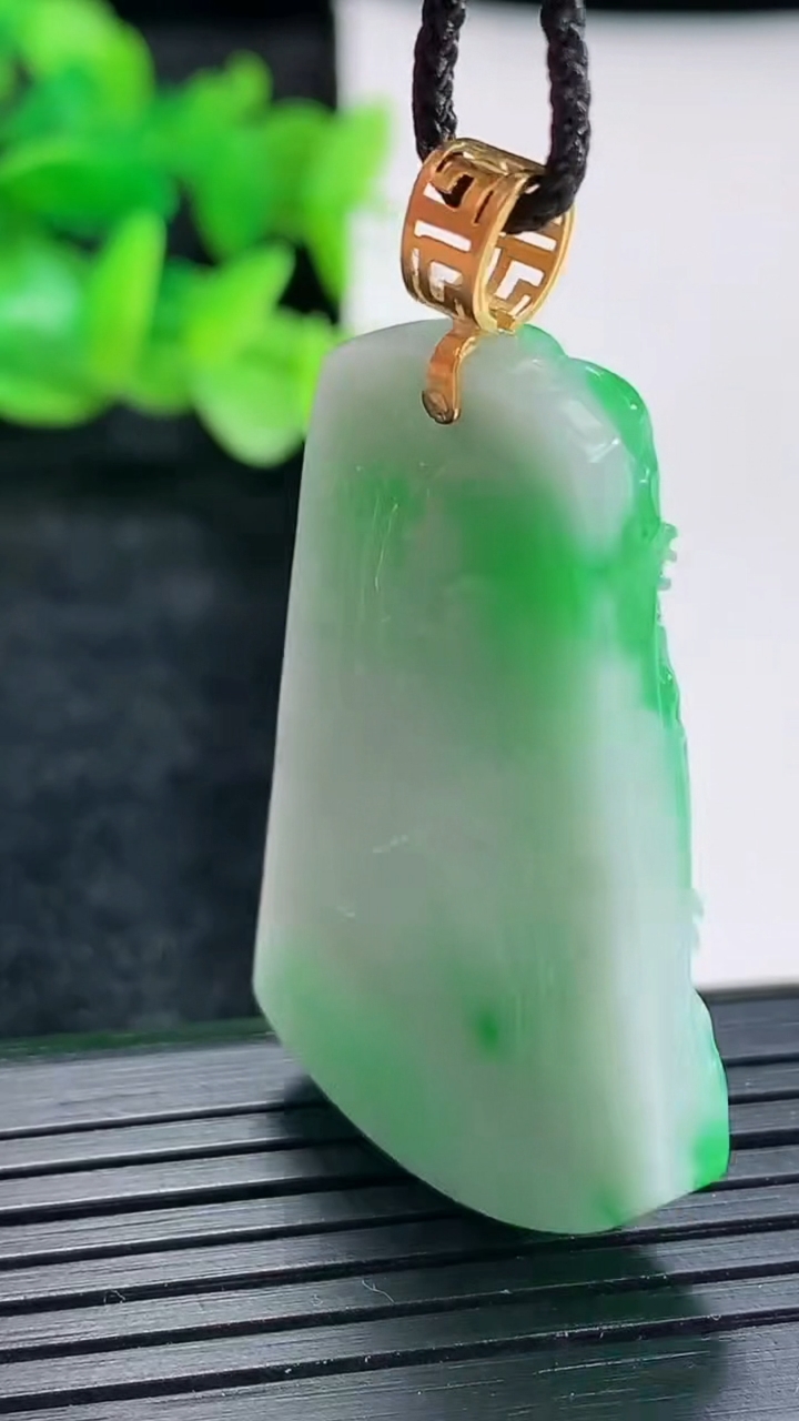 天然A货翡翠山水牌吊坠尺寸41-25-6.2重量:13.79g
4月17日