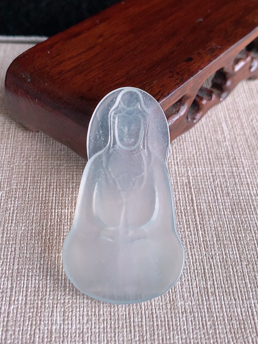 天然A货翡翠白冰白月光一刀切观音镶嵌件 
尺寸49.3-27.4-2.8mm 重量7.32g 0415