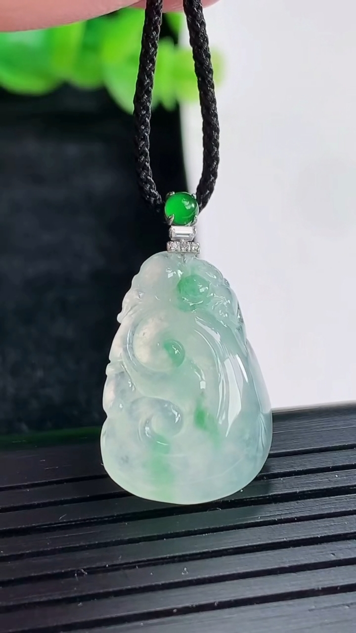 天然A货翡翠18k金飘花如意吊坠尺寸21-15.5-6重量:3.84g
4月17日