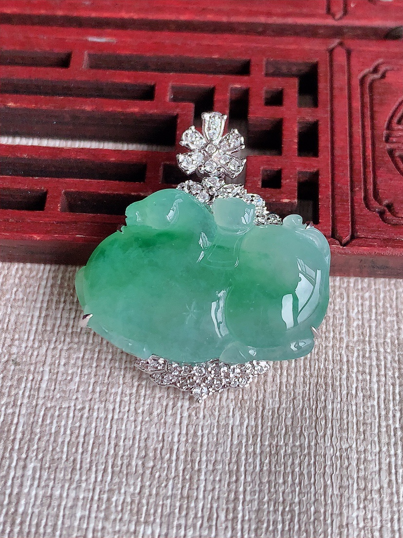 天然A货翡翠18K金伴钻镶嵌飘花唐马吊坠 
尺寸32.8-18.5-28-8.8mm 重量9.85g 0417