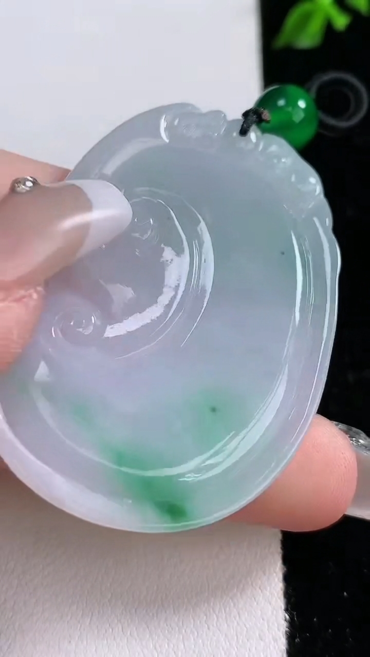 天然A货翡翠如意吊坠，尺寸50-35.5-6，重:21.89g
4月18日