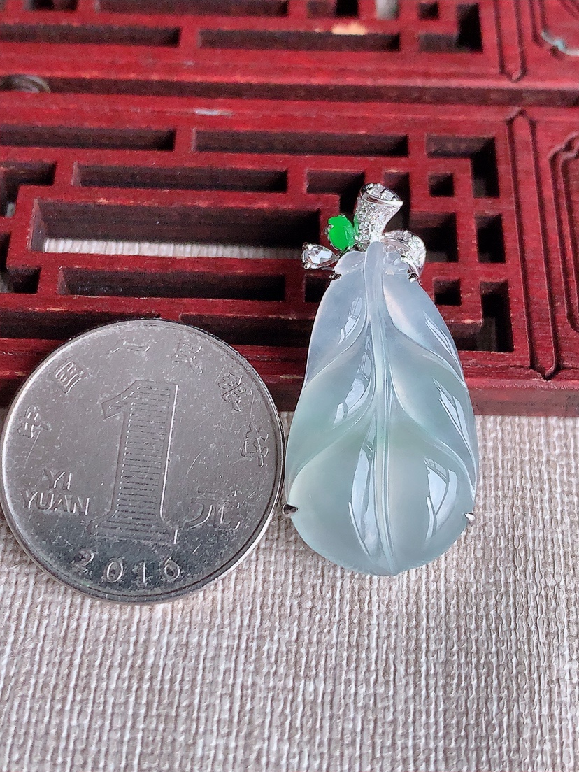 天然A货翡翠18K金伴钻镶嵌白冰白月光叶子金枝玉叶吊坠 
尺寸34-28-16.5-8mm 重量5.