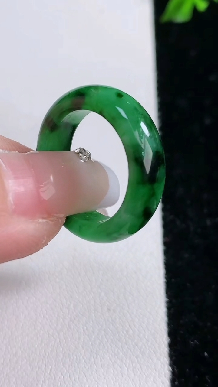 天然A货翡翠指环戒指，尺寸17-6.4-3.6，重:2.72g2026年4月18日
工厂直销收藏佳品,种好水足，色泽均匀，有种有色，上手高大气！