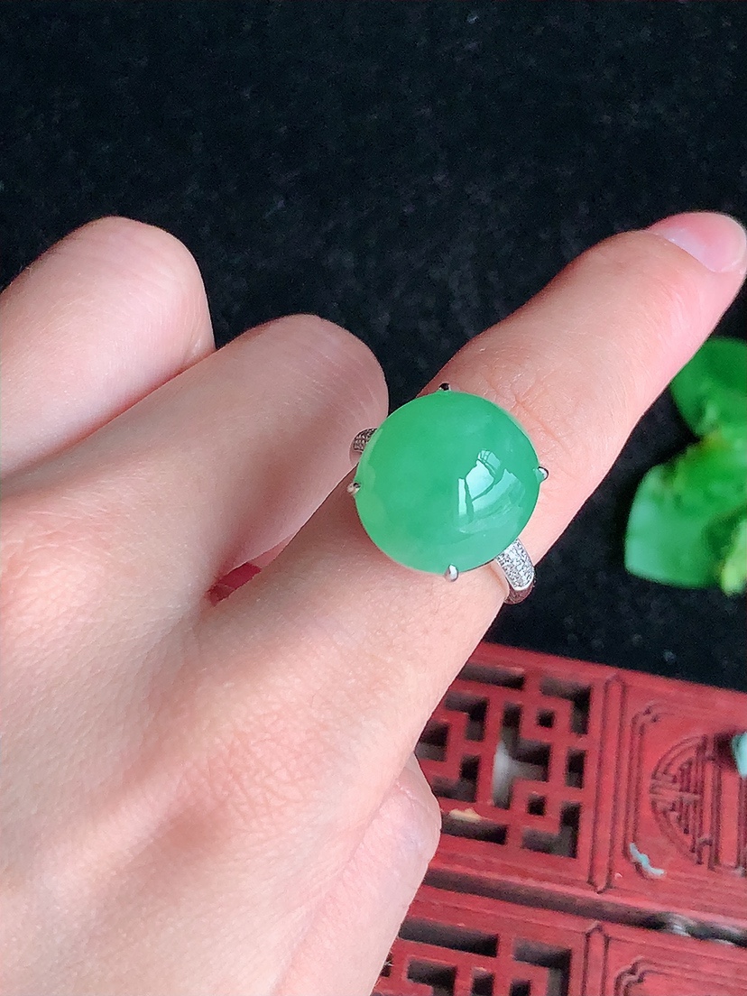 天然A货翡翠18K金伴钻镶嵌甜绿蛋面戒指 圈口17.6裸石
尺寸15.2-14mm 重量6.23g 0417
