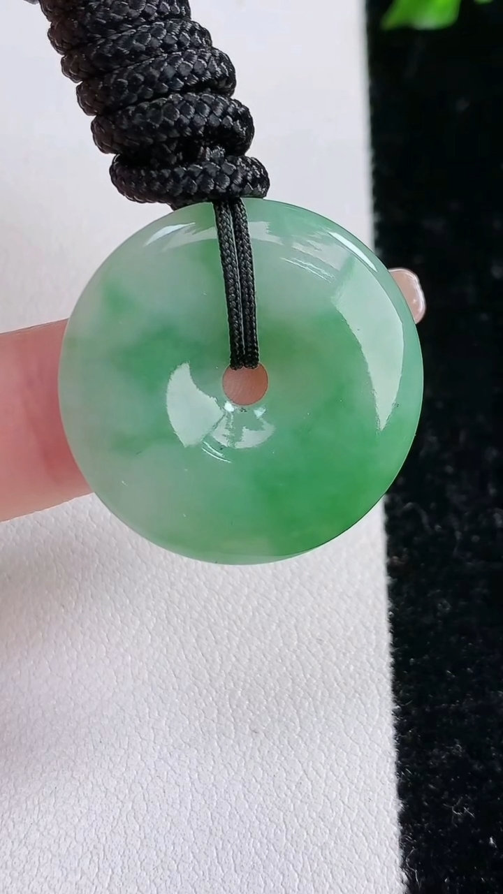 天然A货翡翠平安扣吊坠，尺寸26-4.1，重:5.77g
4月18日