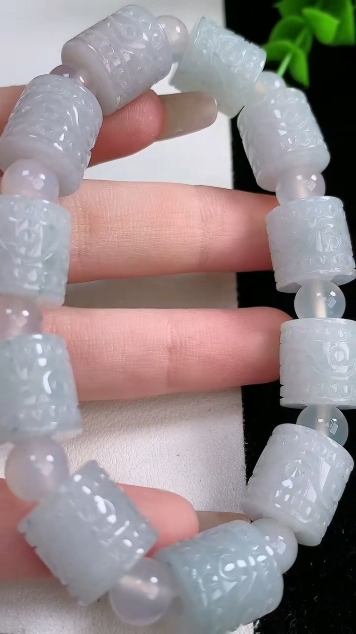 天然A货翡翠飘花路路通手串，尺寸13-13，重:62.37g4月18日
工厂直销收藏佳品,种好水足，色泽均匀，有种有色，上手高大气！