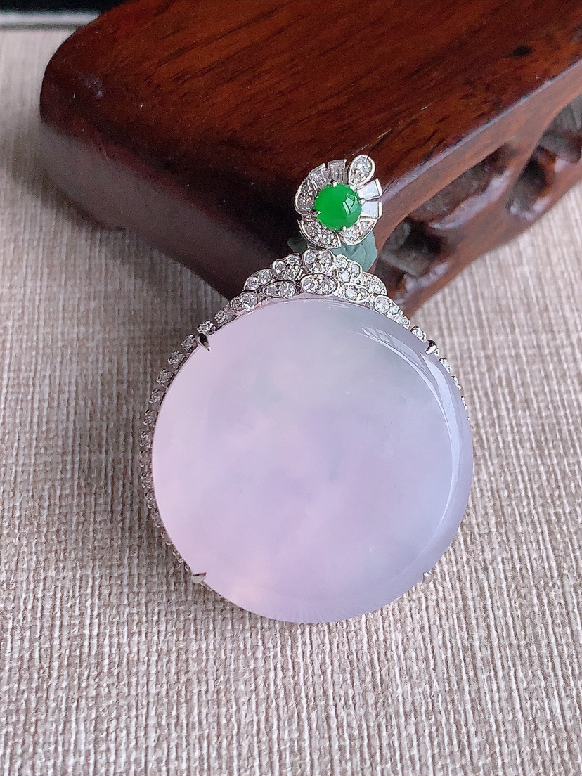 天然A货翡翠18K金伴钻镶嵌淡紫罗兰无事牌吊坠 
尺寸41.7-29.6-9.8裸石27.5mm 重量17.35g 0417