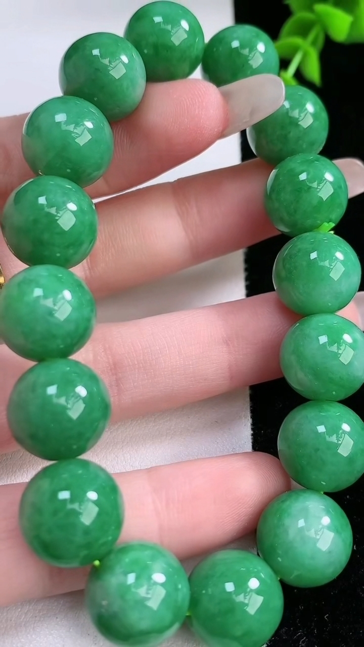 天然A货翡翠圆珠手串，尺寸13.5-16颗，重:62.39g4月18日
工厂直销收藏佳品,种好水足，色泽均匀，有种有色，上手高大气！