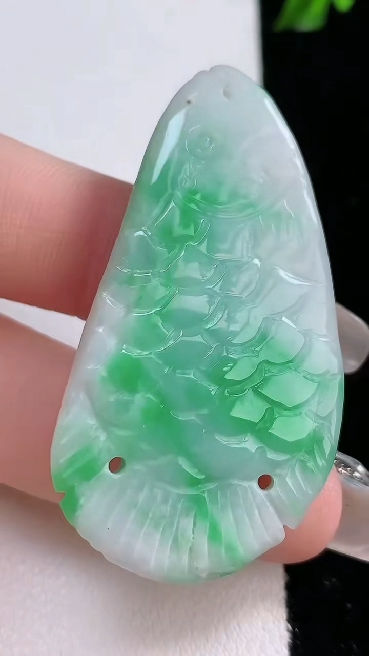 天然A货翡翠年年有余吊坠，尺寸51-26.5-10，重:18.71g
4月18日