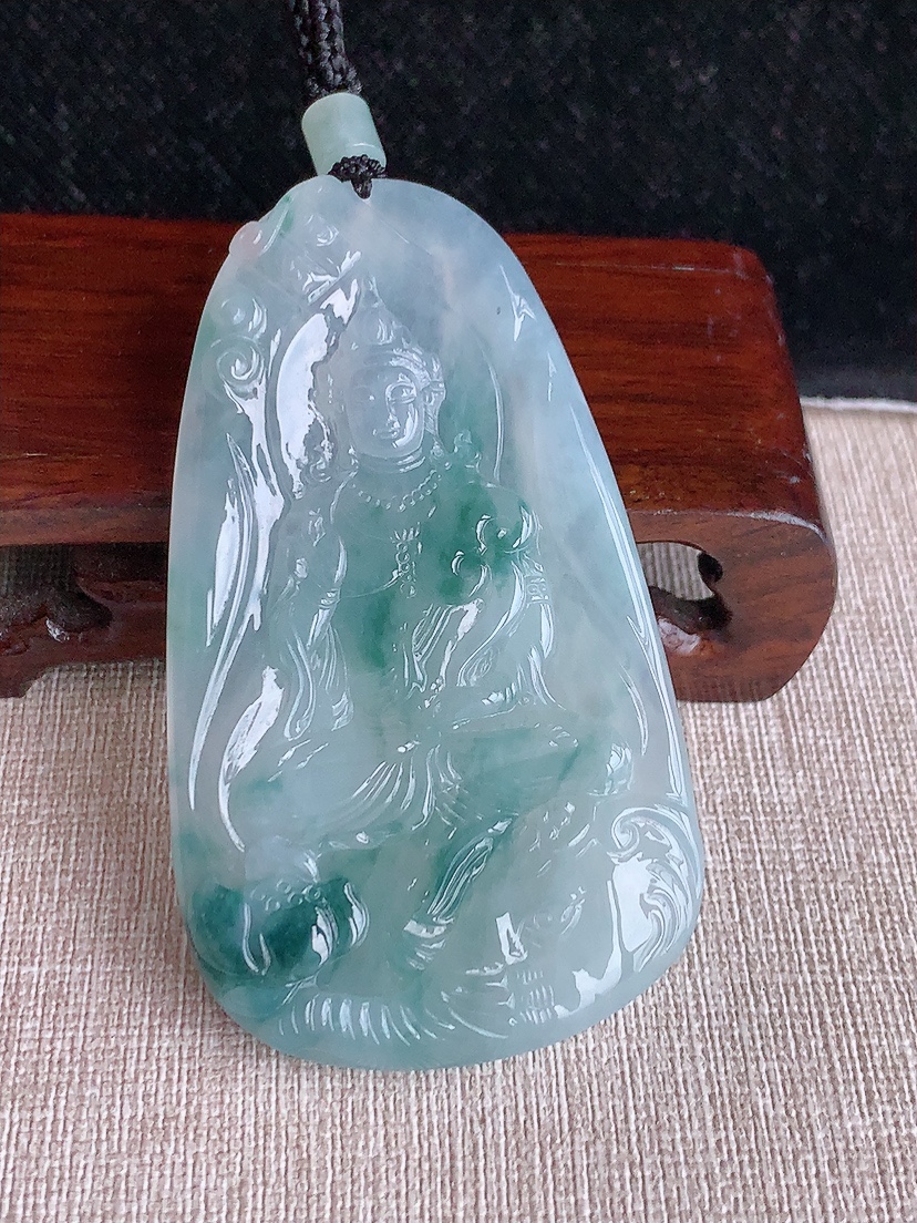 天然A货翡翠飘花普贤菩萨吊坠 
尺寸74-42.3-5.5mm 重量44.48g 0417