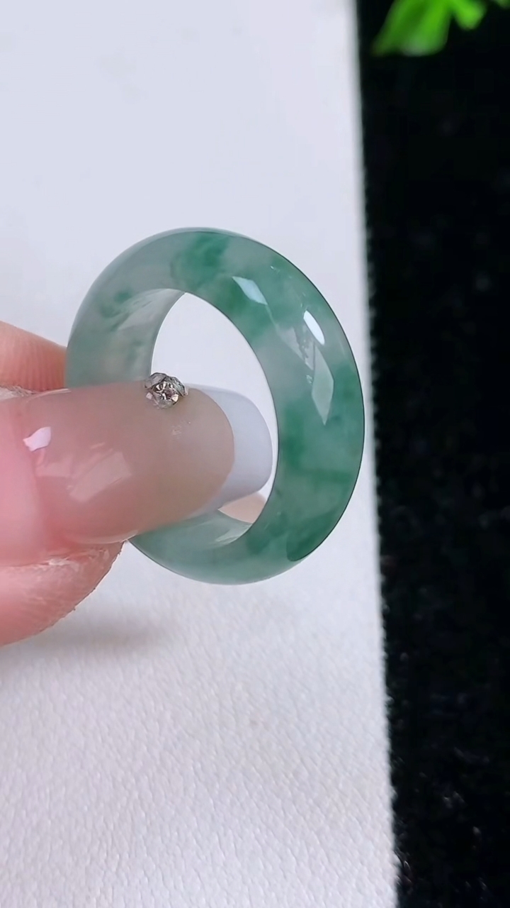 天然A货翡翠冰种飘花指环戒指，尺寸17.5-7.5-3.5，重:4.16g2026年4月18日
工厂直销收藏佳品,种好水足，色泽均匀，有种有色，上手高大气！