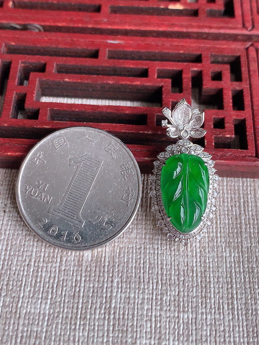 天然A货翡翠18K金伴钻镶嵌满绿叶子金枝玉叶吊坠 
尺寸28.8-13.8-9裸石15-9mm 重量4.10g 0417