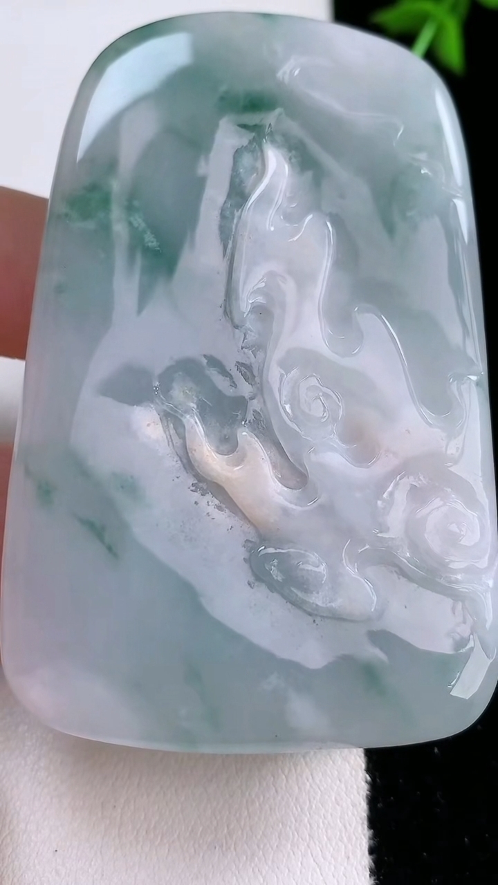 天然A货翡翠牌吊坠，尺寸66.3-42-14.5，重:70.21g
4月18日