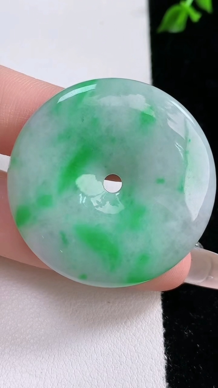 天然A货翡翠平安扣吊坠，尺寸38.7-6.2，重:20.86g
4月18日