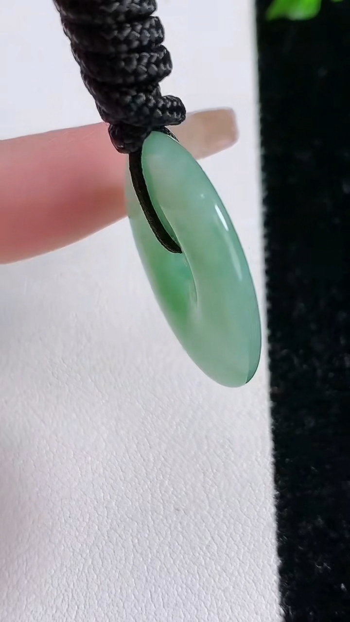 天然A货翡翠平安扣吊坠，尺寸26-4.1，重:5.77g
4月18日