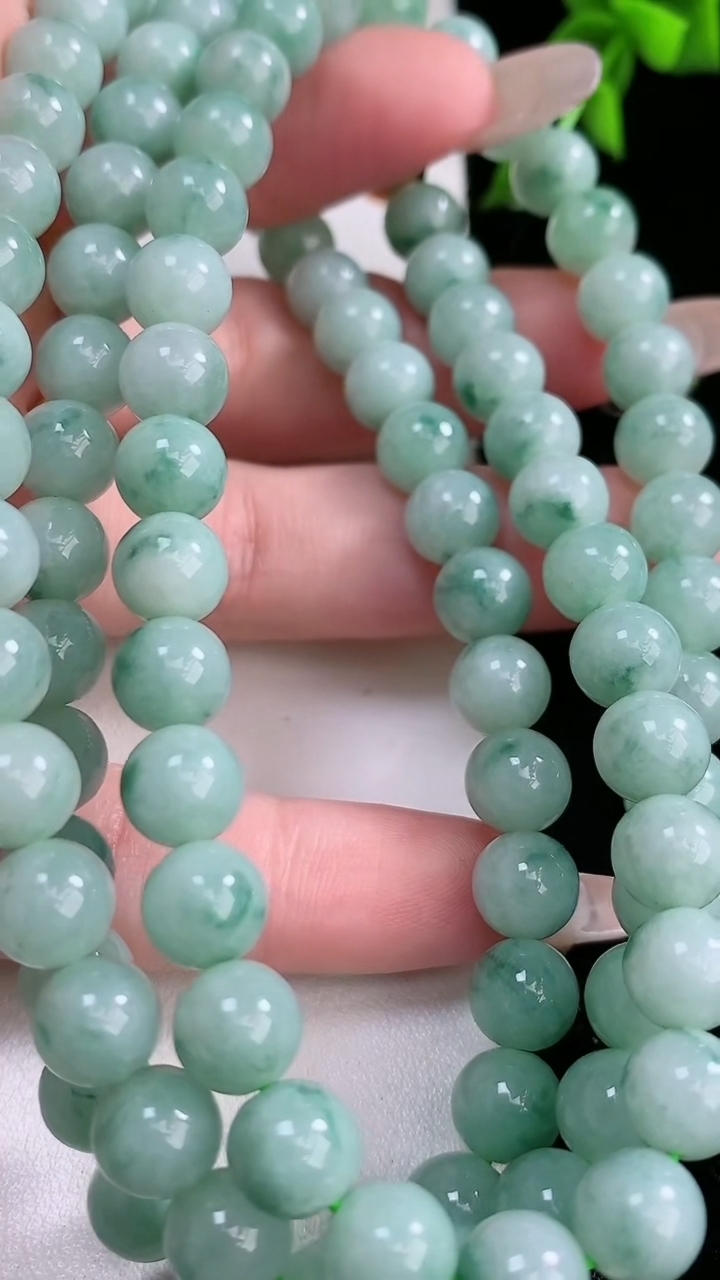 天然A货翡翠飘花圆珠项链，尺寸7.8-98颗，重:79.05g4月18日
工厂直销收藏佳品,种好水足
