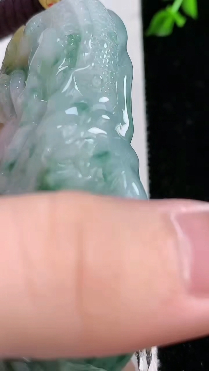 天然A货翡翠双彩龙牌吊坠，尺寸74.5-42.8-14.6，重:84.70g
4月18日