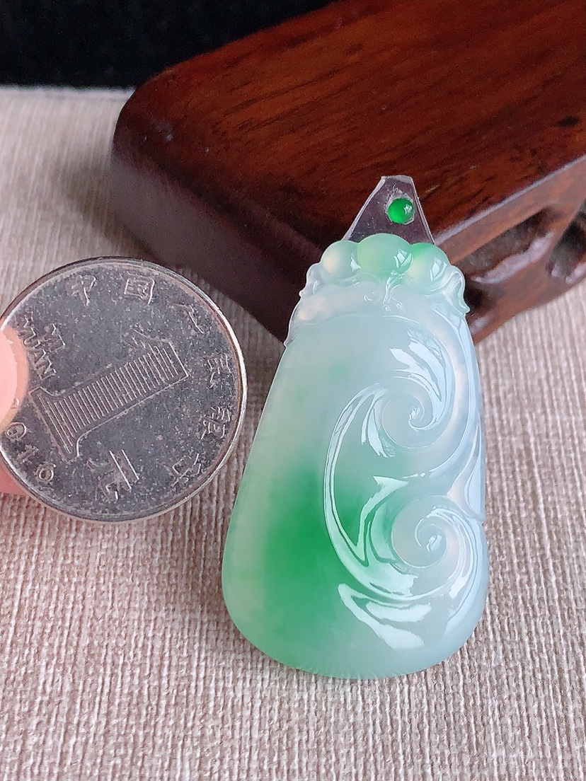 天然A货翡翠飘绿如意镶嵌件 
尺寸40.6-23.5-6.5mm 重量9.06g 0417
