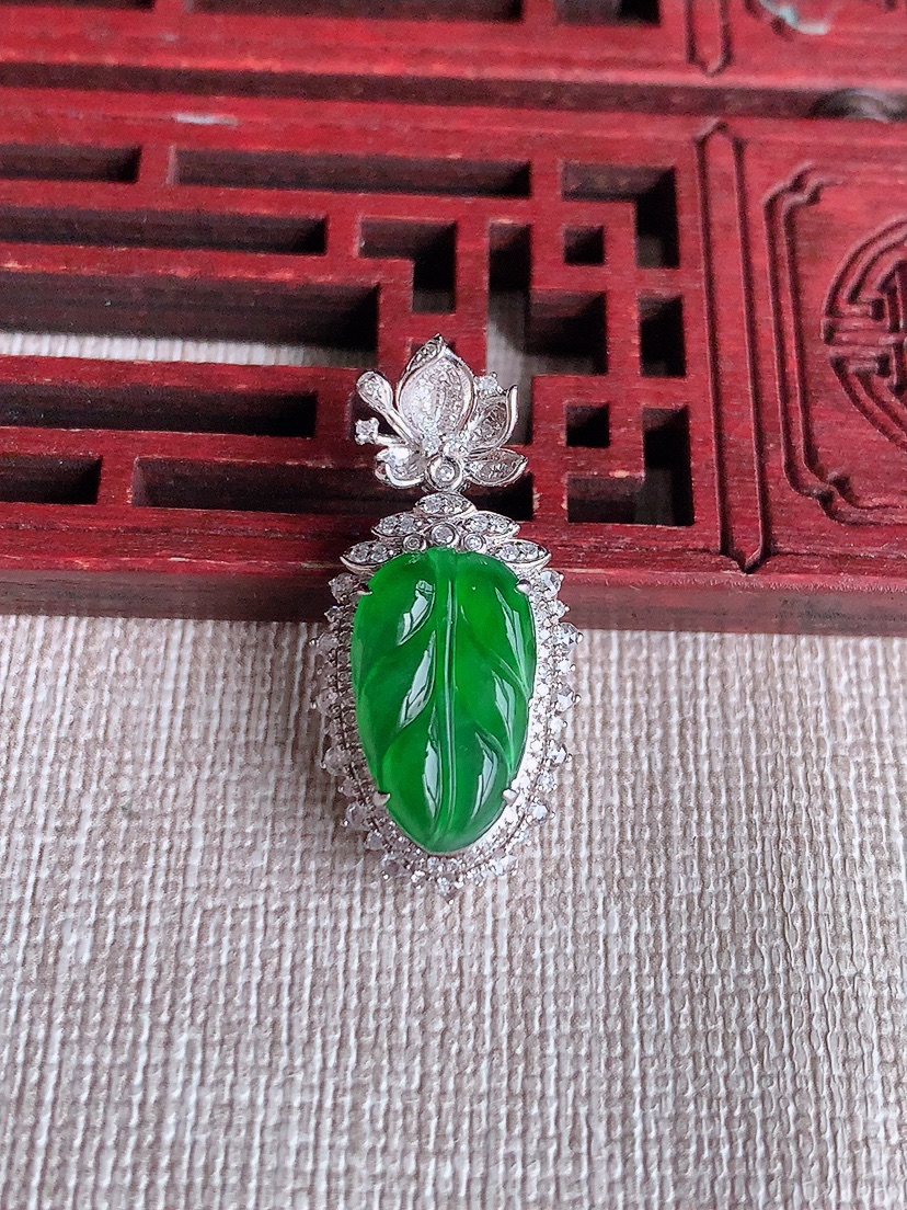 天然A货翡翠18K金伴钻镶嵌满绿叶子金枝玉叶吊坠 
尺寸28.8-13.8-9裸石15-9mm 重量4.10g 0417