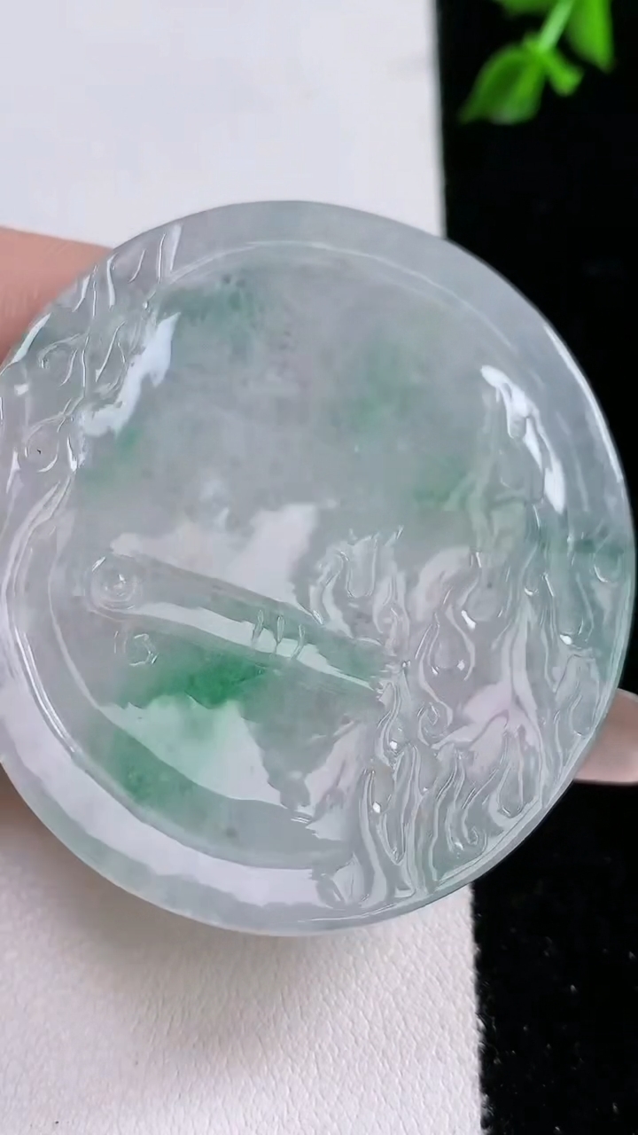 天然A货翡翠龙牌吊坠，尺寸51-46-6，重:27.36g
4月18日