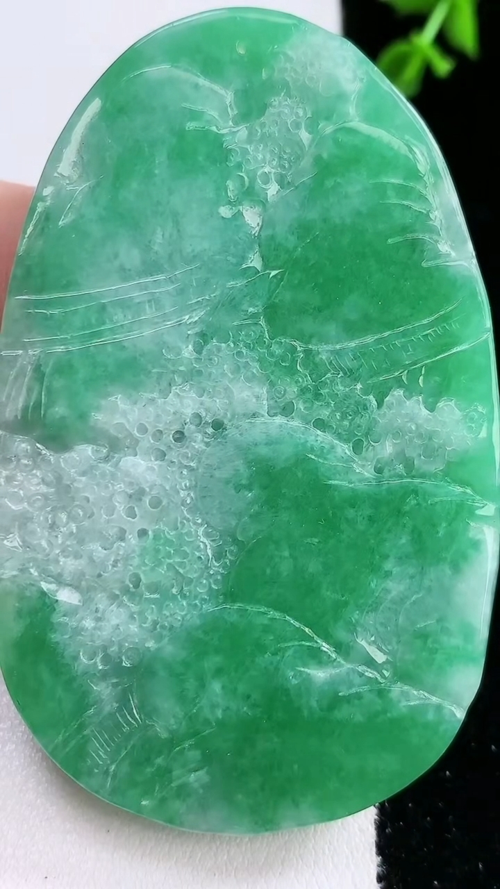 天然A货翡翠山水牌吊坠，尺寸69-44-13，重:79.81g
4月18日