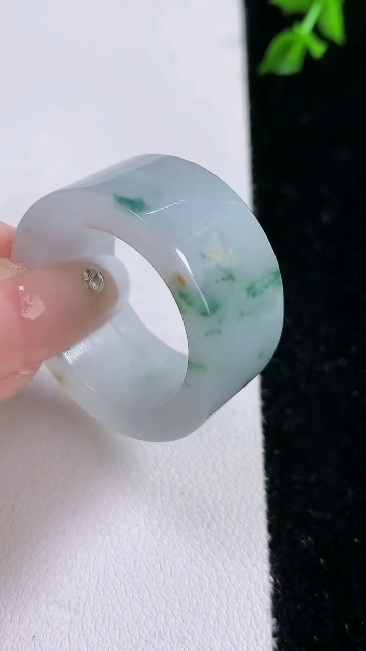 天然A货翡翠飘花指环扳指，尺寸22.5-14.3-4.6，重:18.05g2026年4月18日
工厂直销收藏佳品,种好水足，色泽均匀，有种有色，上手高大气！