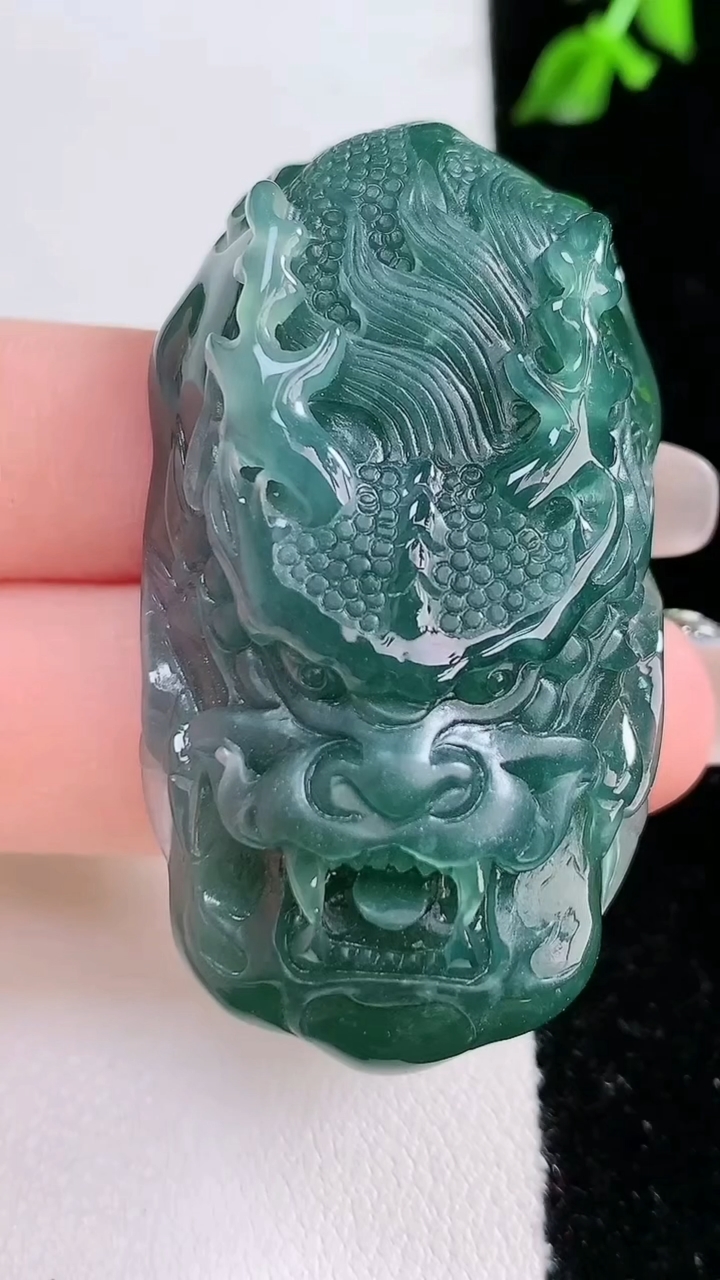 天然A货翡翠蓝水龙牌吊坠，尺寸51.8-29-14，重:37.48g
4月18日