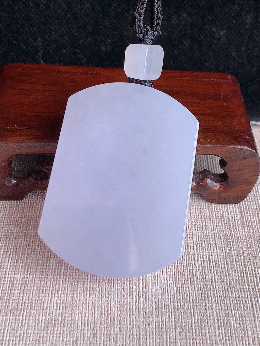 天然A货翡翠紫罗兰无事牌吊坠 
尺寸52.8-38.8-11.4mm 重量74.68g 0417