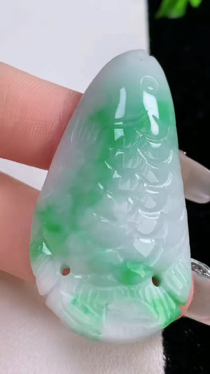 天然A货翡翠年年有余吊坠，尺寸51-26.5-10，重:18.71g
4月18日