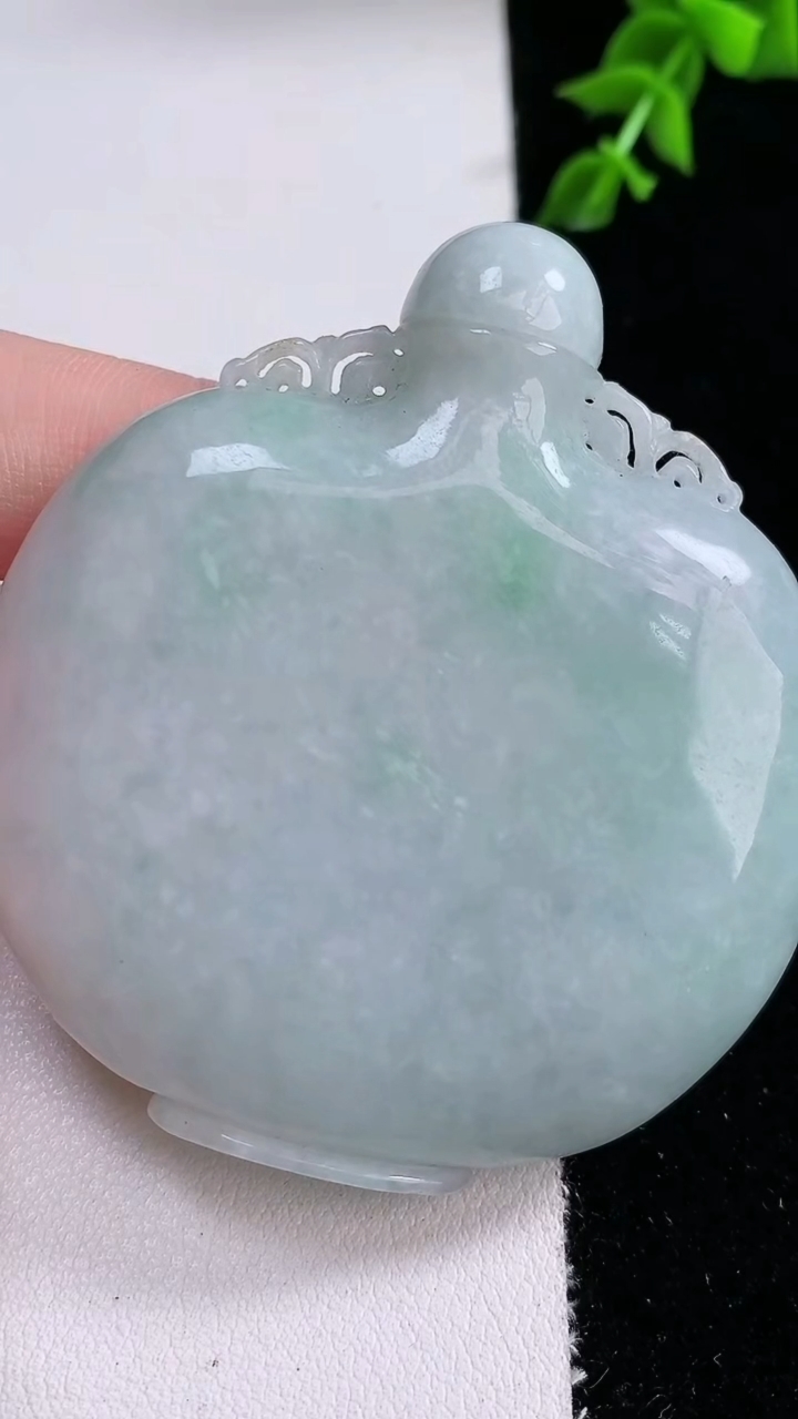 天然A货翡翠酒壶，尺寸61.2-55.8-13.6，重:84.86g
4月18日