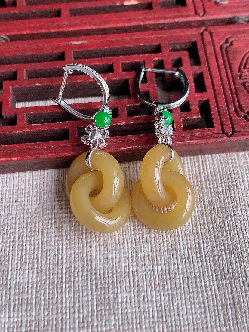 天然A货翡翠18K金伴钻镶嵌黄翡平安环环环相扣耳坠 
尺寸13.8-4.8mm 重量7.89g 04