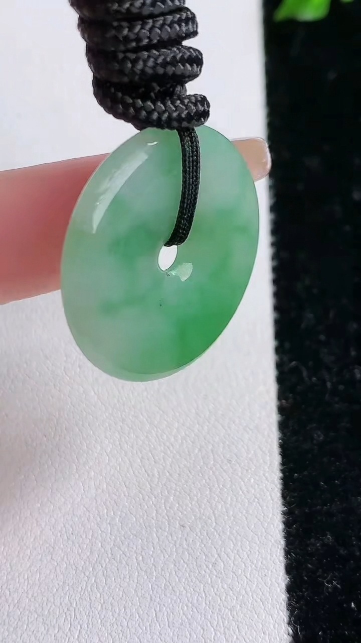 天然A货翡翠平安扣吊坠，尺寸26-4.1，重:5.77g
4月18日