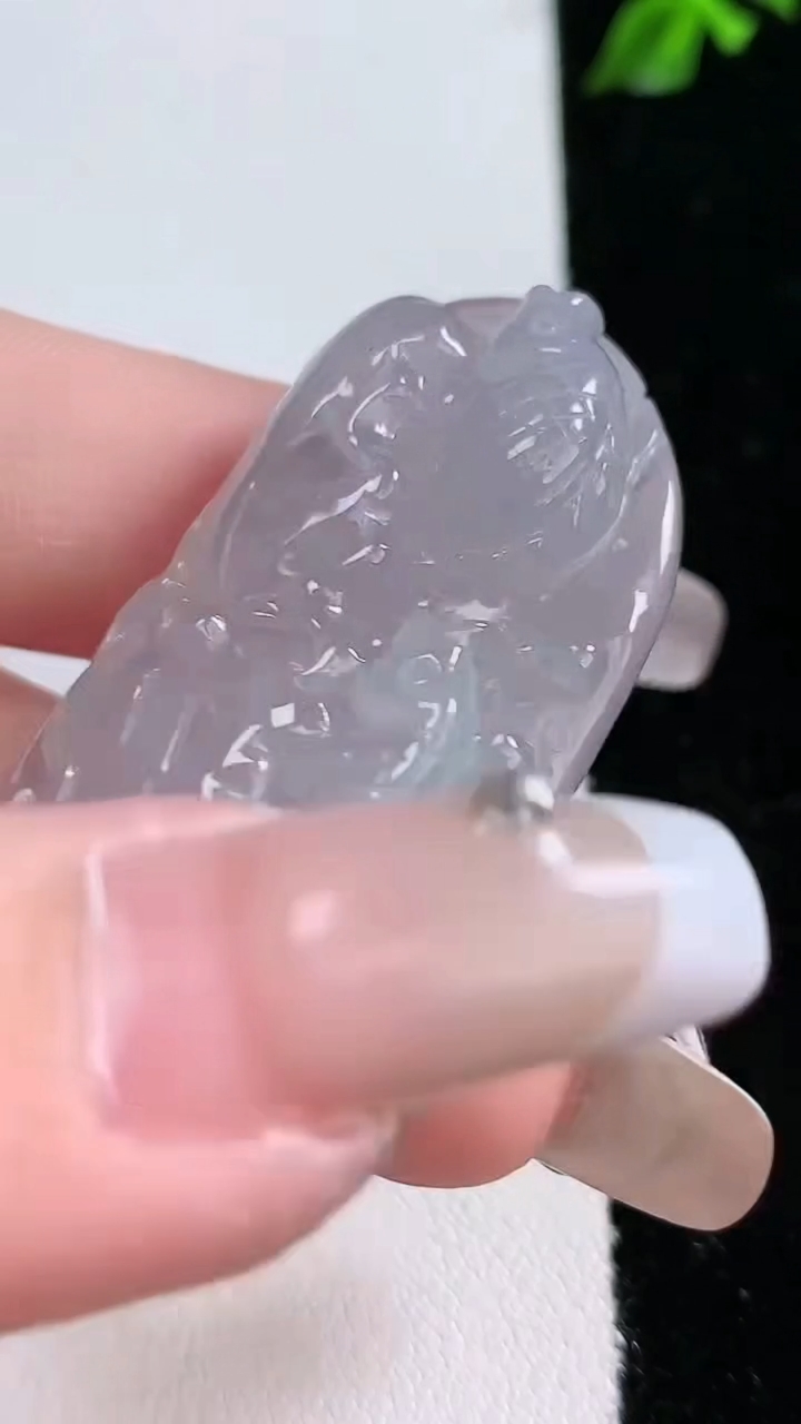 天然A货翡翠飘花年年有余吊坠，尺寸47.2-27.6-9.8，重:23.55g
4月18日