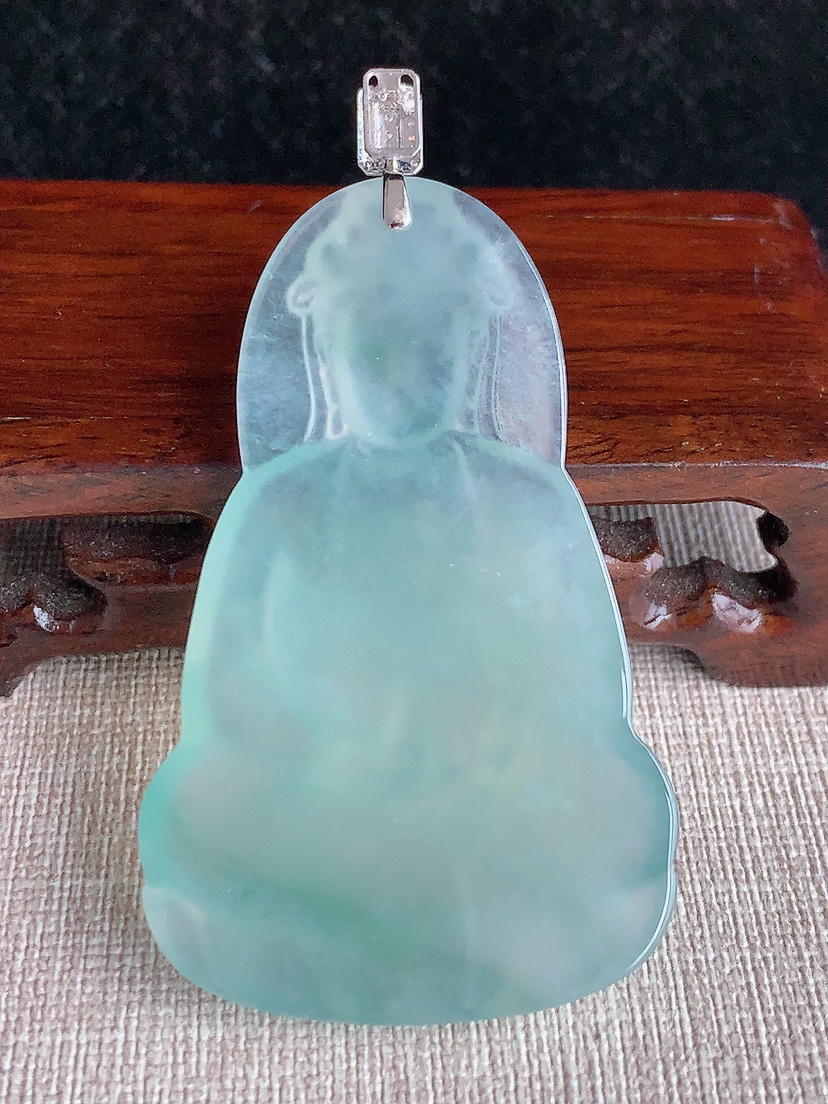 天然A货翡翠18K金伴钻镶嵌晴水一刀切素衣观音吊坠 
尺寸70.2-61.5-37.7-5.5mm 