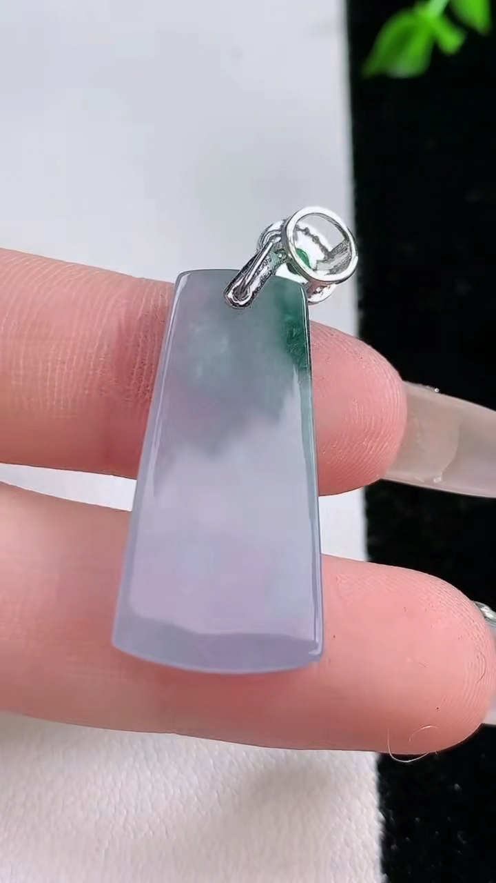 天然A货翡翠飘花无事牌吊坠，尺寸28.5-14-3.5，重:4.31g
4月18日