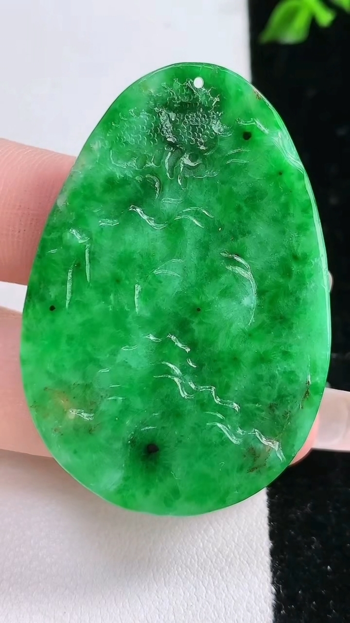 天然A货翡翠山水牌吊坠，尺寸49-34-6，重:19.31g
4月18日