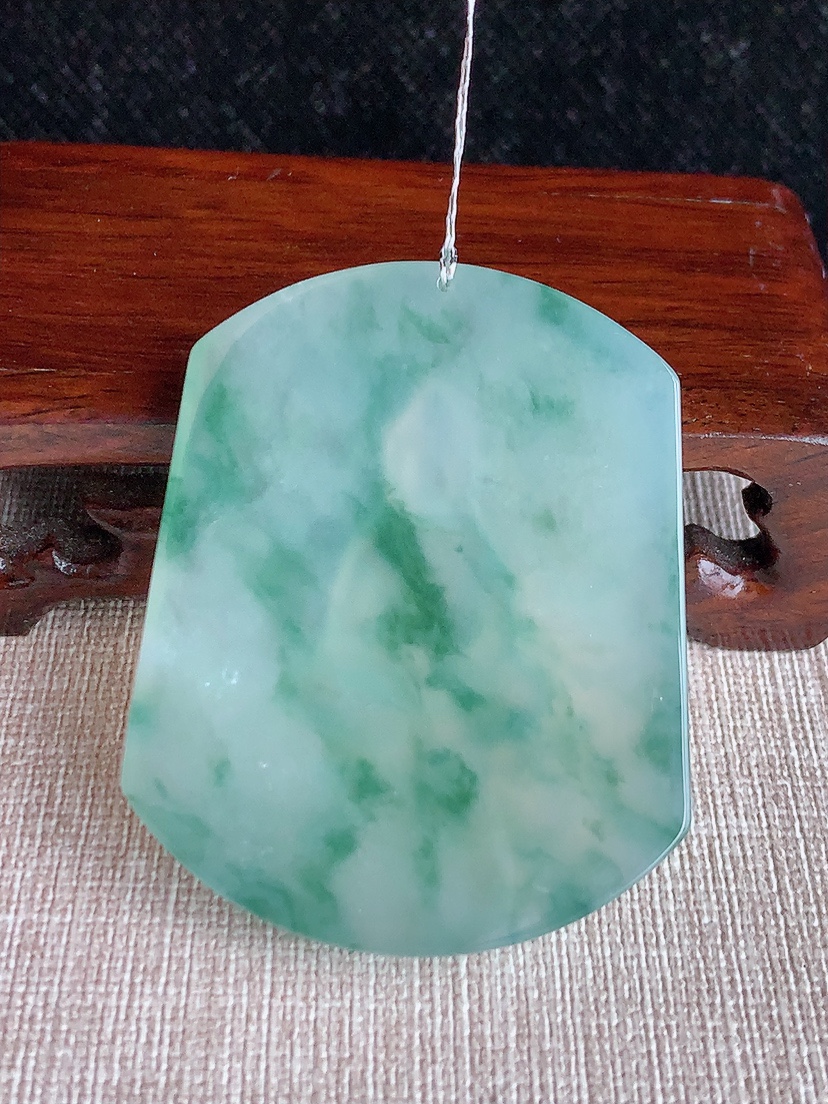 天然A货翡翠飘花观音吊坠 
尺寸52.2-42-5.8mm 重量31.70g 0417