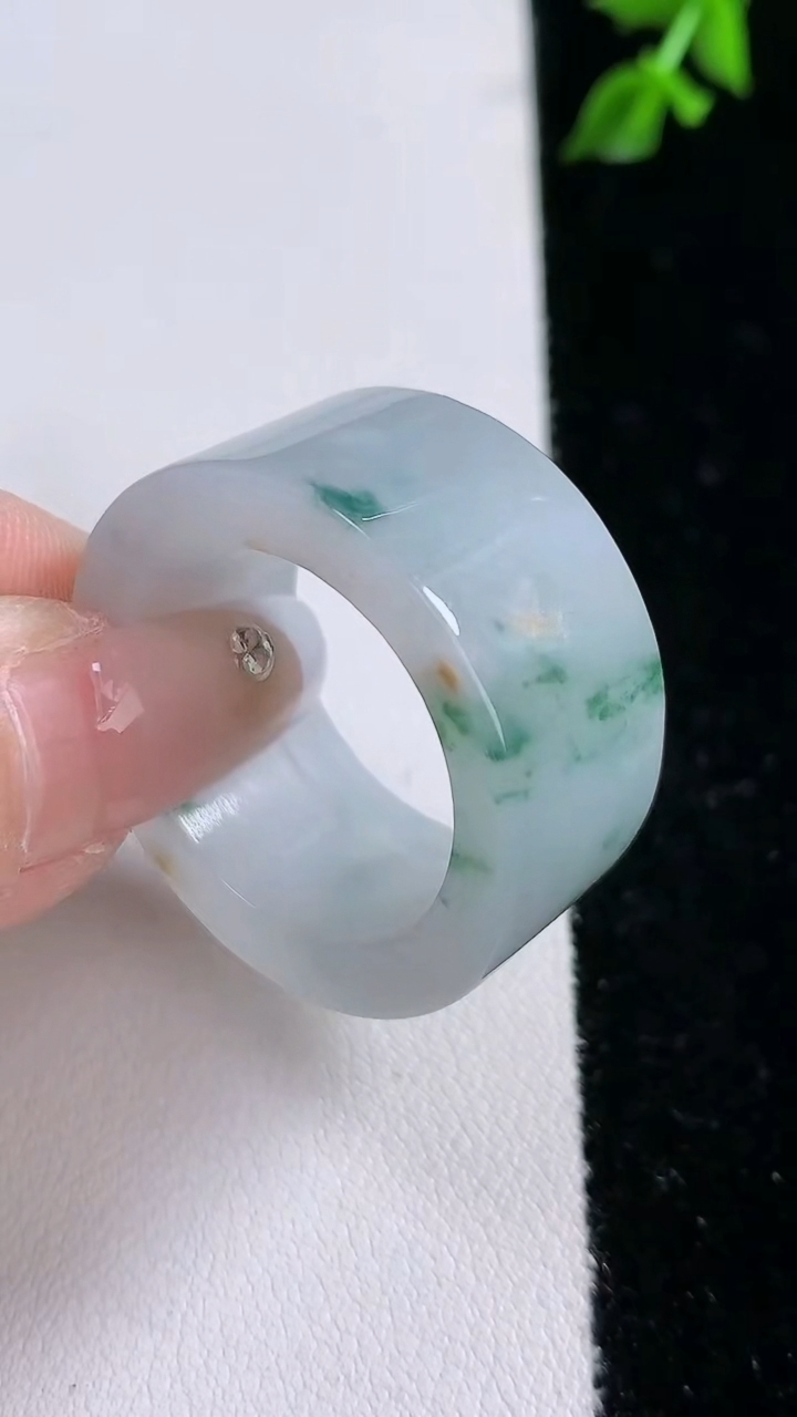 天然A货翡翠飘花指环扳指，尺寸22.5-14.3-4.6，重:18.05g2026年4月18日
工厂直销收藏佳品,种好水足，色泽均匀，有种有色，上手高大气！