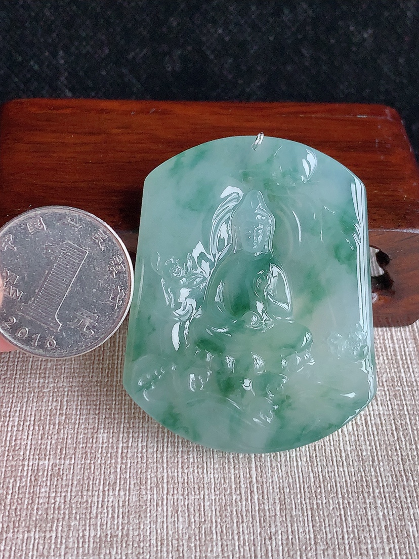 天然A货翡翠飘花观音吊坠 
尺寸52.2-42-5.8mm 重量31.70g 0417