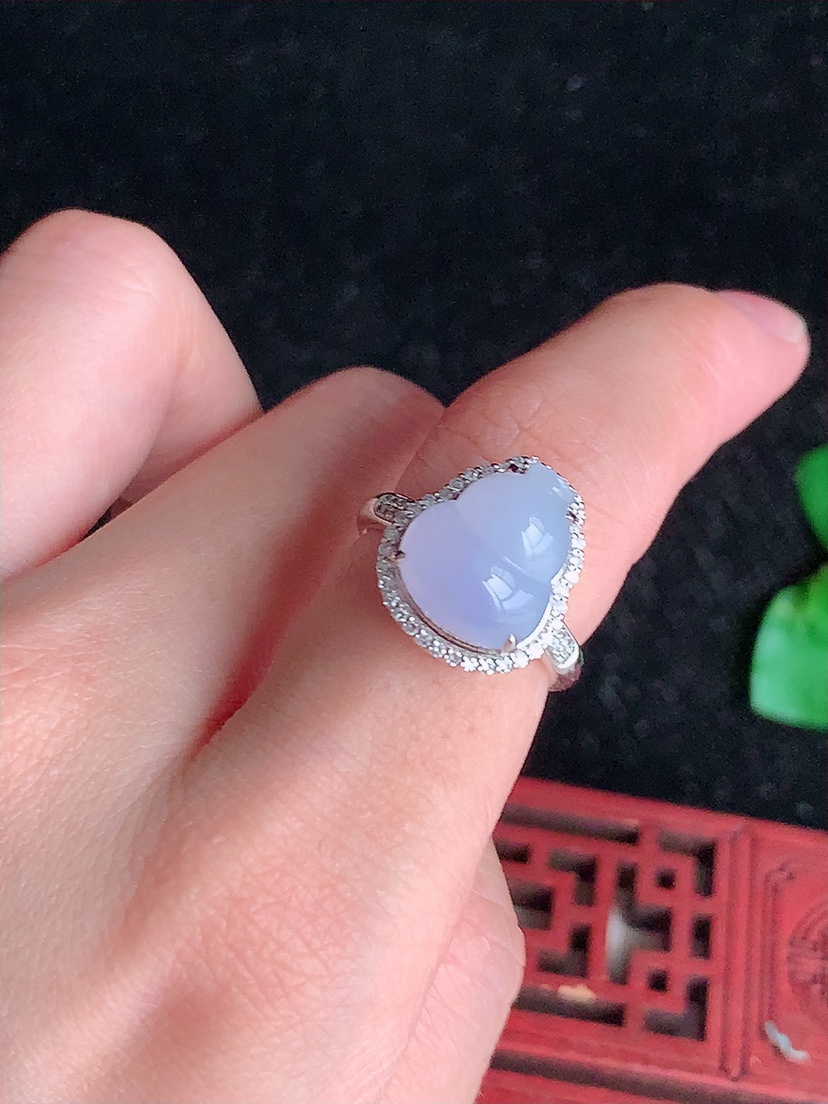 天然A货翡翠18K金伴钻镶嵌紫罗兰葫芦戒指 圈口16.8裸石
尺寸11.8-10.3mm 重量4.38g 0417