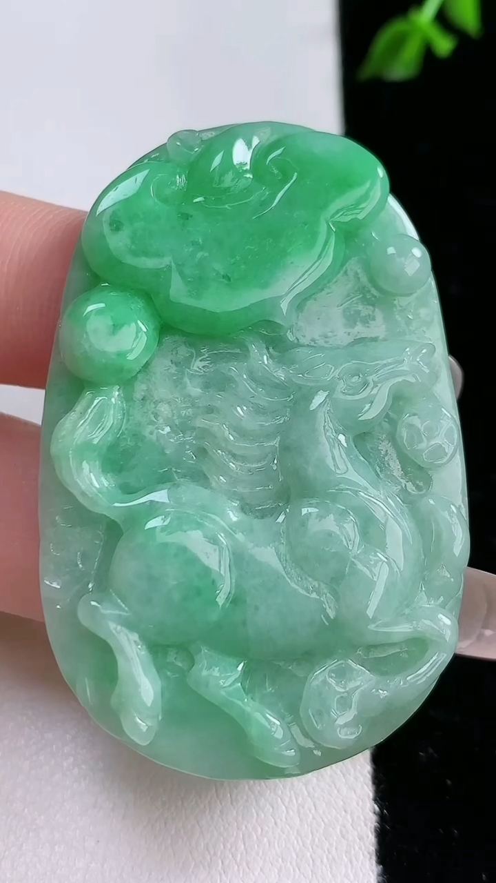 天然A货翡翠生肖马牌吊坠，尺寸 53-34.3-6.8，重: 25.72g
4月18日