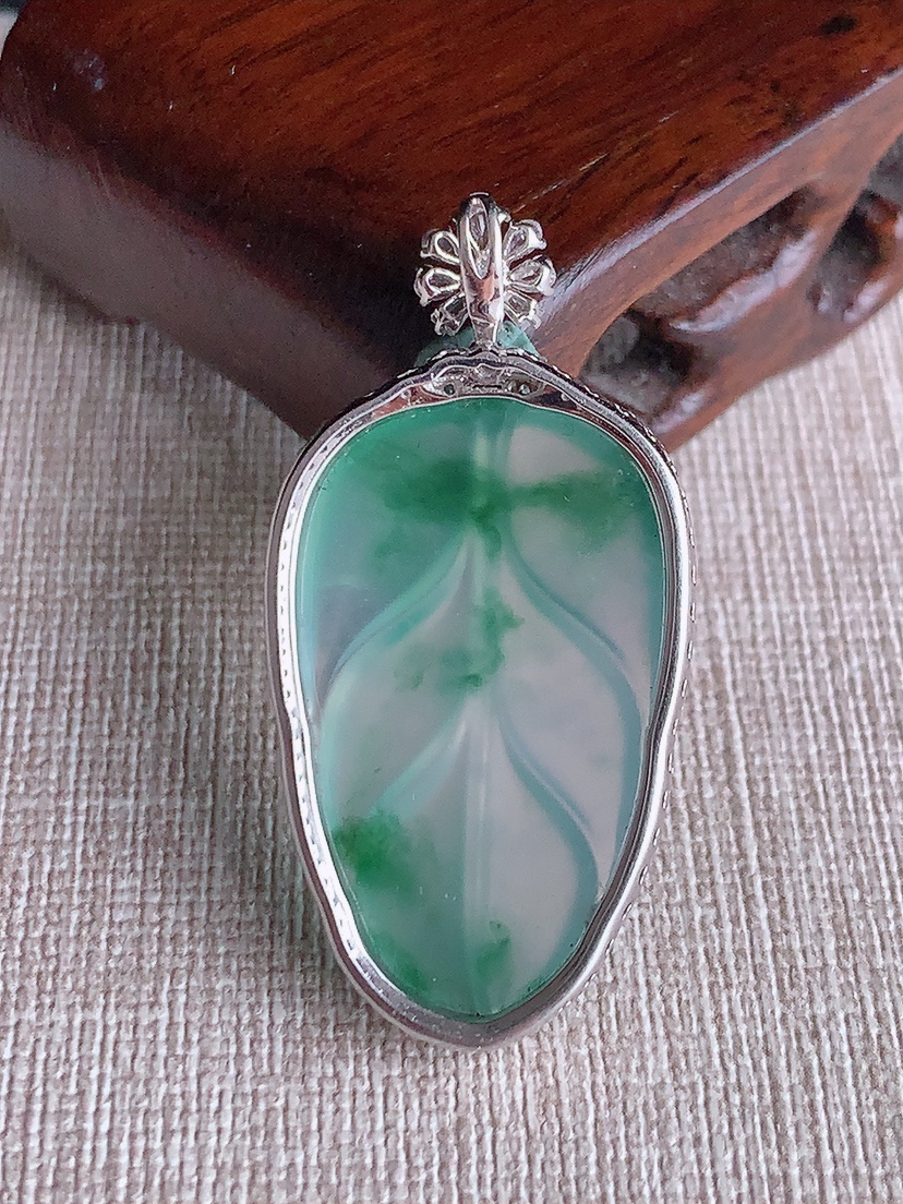 天然A货翡翠18K金伴钻镶嵌飘花叶子金枝玉叶吊坠 
尺寸42.8-21.5-7.3裸石31.4-19mm 重量6.93g 0417