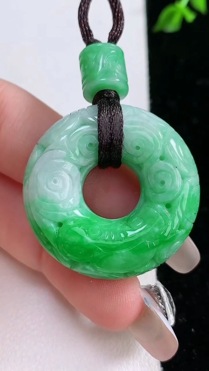 天然A货翡翠雕花平安环吊坠，尺寸32.3-11，重:22.13g
4月18日