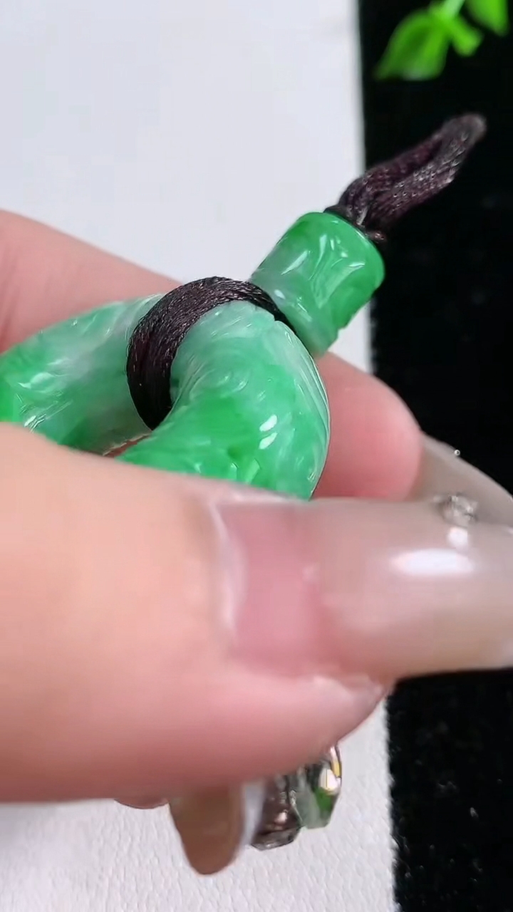 天然A货翡翠雕花平安环吊坠，尺寸32.3-11，重:22.13g
4月18日