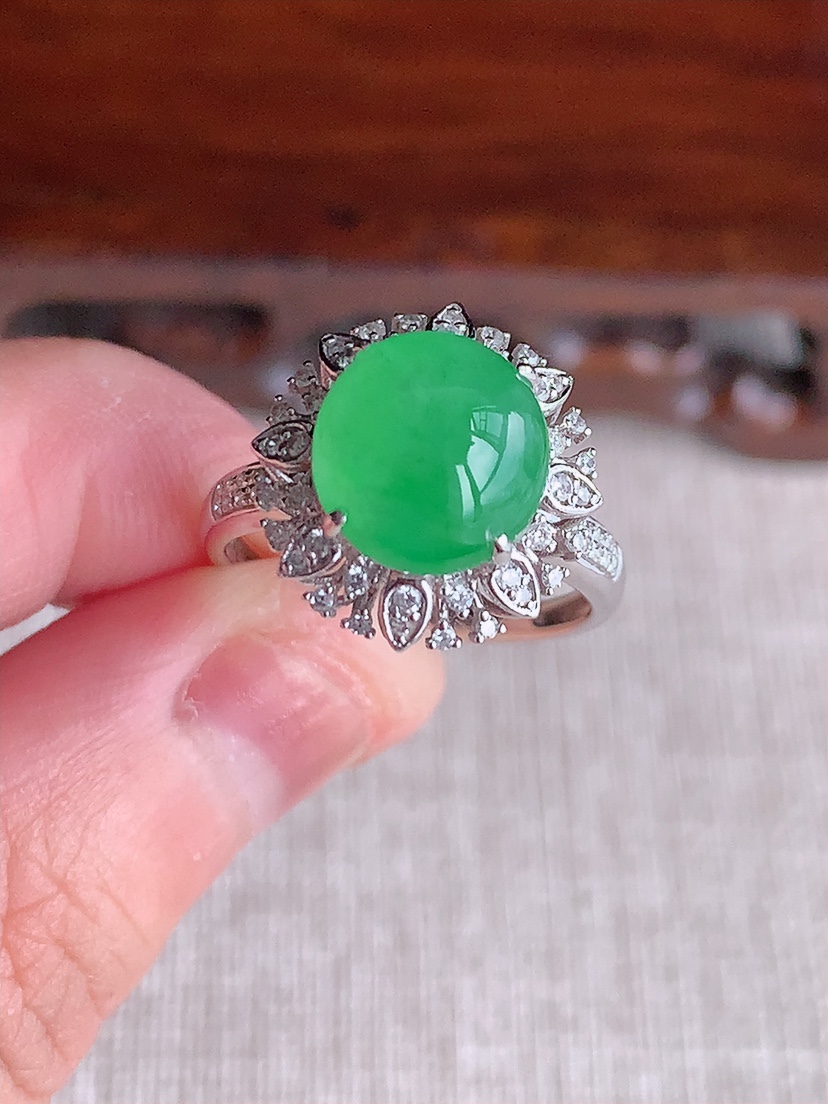 天然A货翡翠18K金伴钻镶嵌甜绿蛋面戒指 圈口17.7裸石
尺寸10-9.5mm 重量4.63g 0