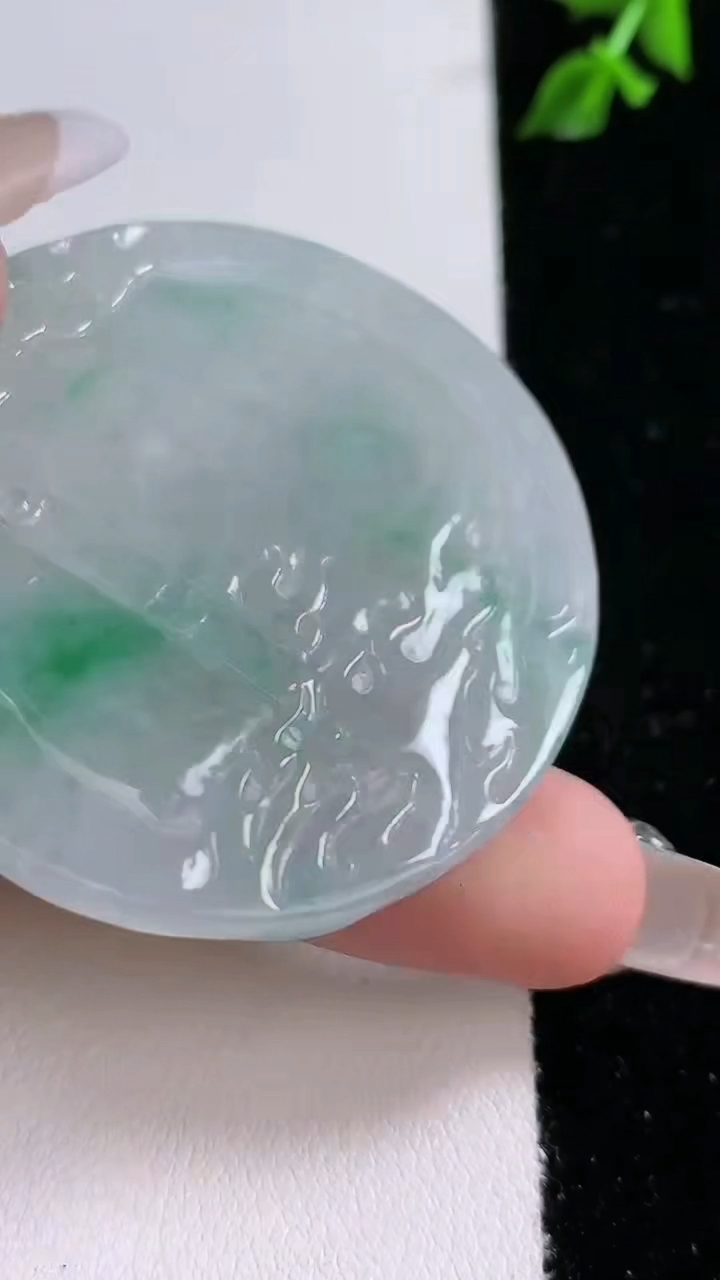 天然A货翡翠龙牌吊坠，尺寸51-46-6，重:27.36g
4月18日